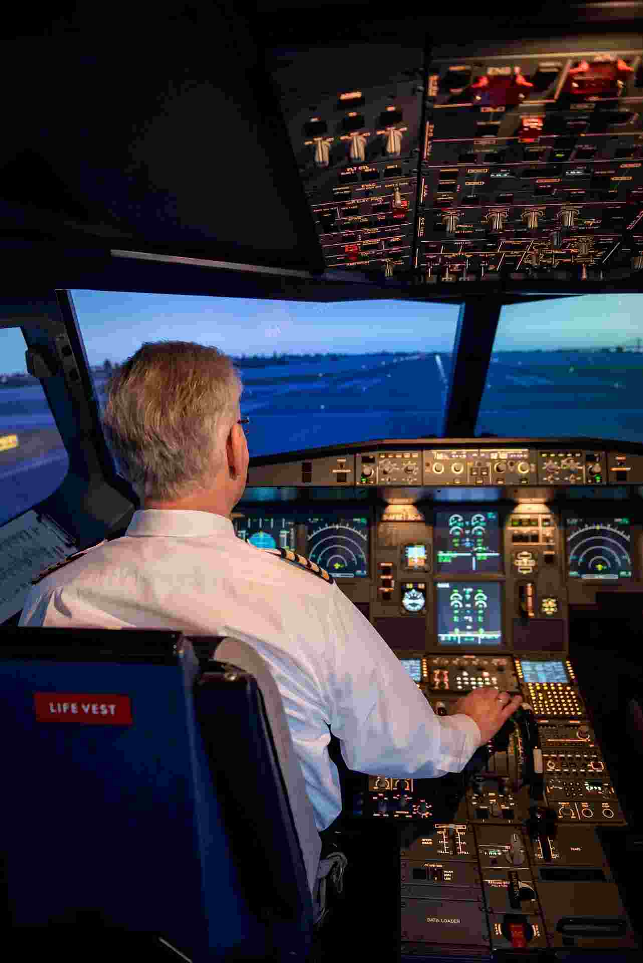 jet-3634630_1920B (1)